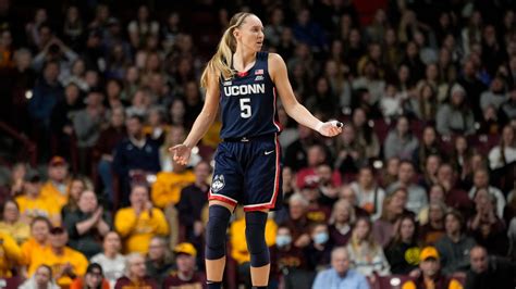 Bueckers has happy homecoming for No. 8 UConn in 62-44 win at cold-shooting Minnesota